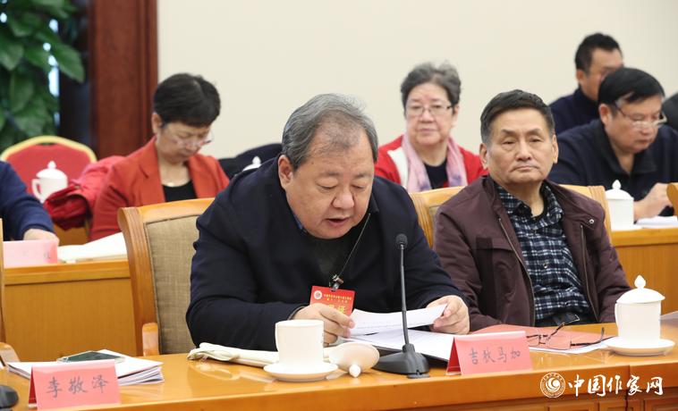 11月28日，吉狄馬加在中國作協八屆十一次主席團會上宣讀文件。
