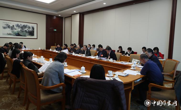 11月30日下午，上海代表團分組學習討論。
