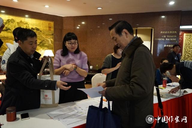 11月28日，中國作協第九次全國代表大會與會代表報到。