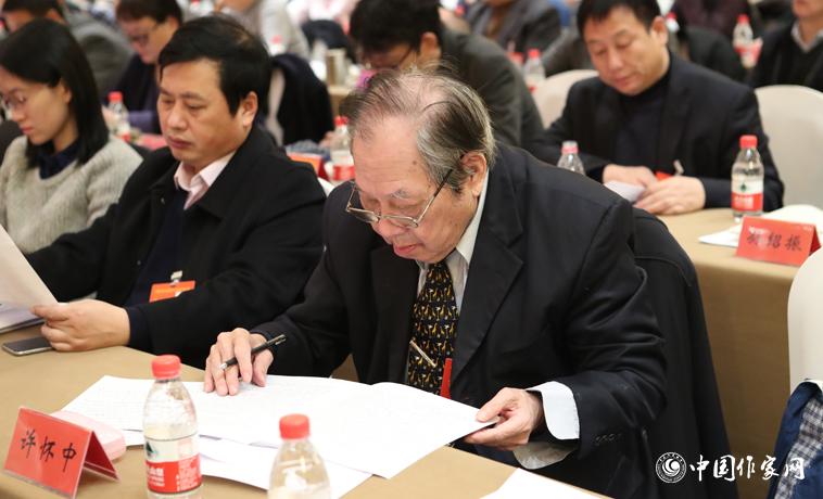 12月1日，中國作家協會第九次全國代表大會第二次全體會議召開，代表許懷中聽取報告。