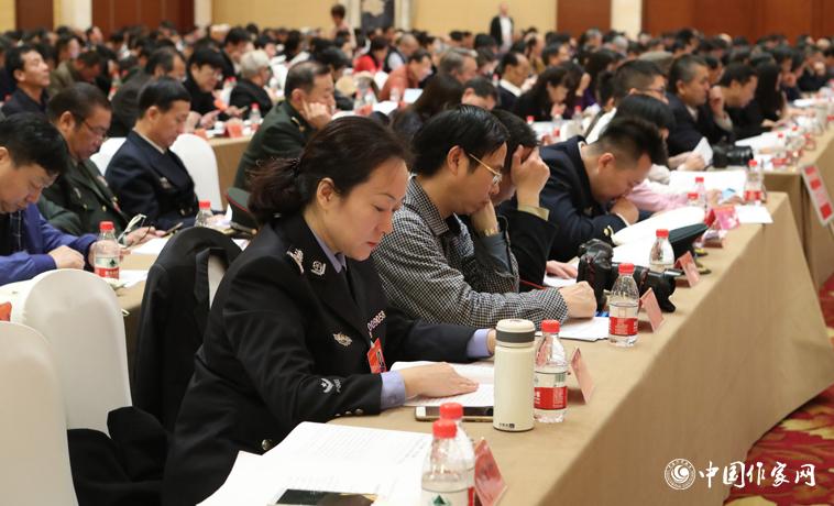 12月1日，中國作家協會第九次全國代表大會第二次全體會議召開，與會代表聽取報告。