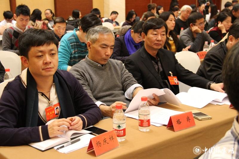 12月1日，第二次全體會召開，與會代表聽取報告。