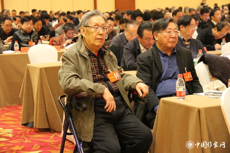 12月1日，第二次全體會上，代表們認真聽工作報告
