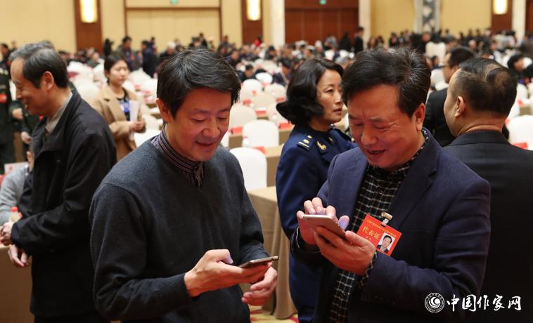 12月1日，第二次全體會議開始前，與會代表陳眾議與代表交談。