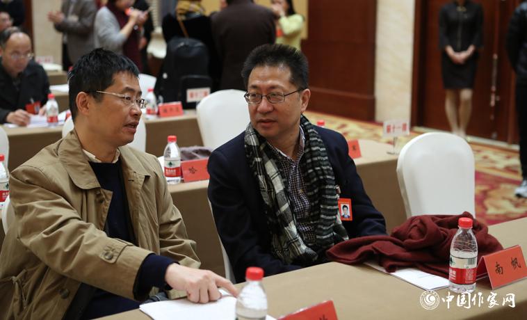 12月1日，第二次全體會議開始前，與會代表南帆、洪放交談。