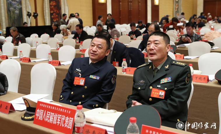 12月1日，第二次全體會議開始前，與會代表徐貴祥、李亞交談。