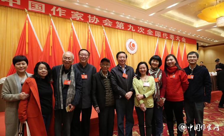 12月1日，第二次全體會議開始前，部分代表合影。