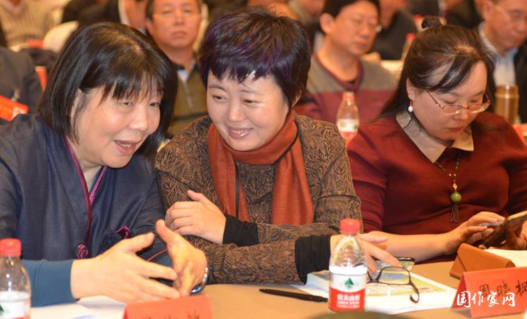 12月1日，作家畢淑敏和周曉楓在會前交談