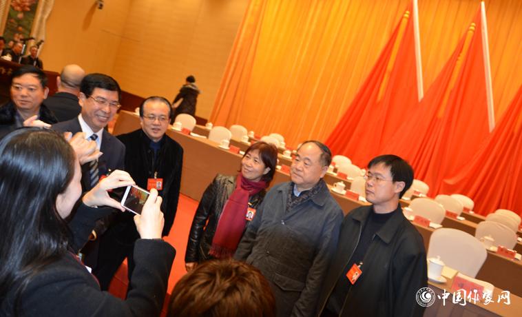 12月1日，莫言被粉絲代表們簇擁