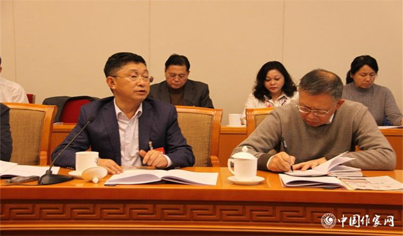 11月30日，黑龍江、四川代表團分組學習討論，代表阿來發言。