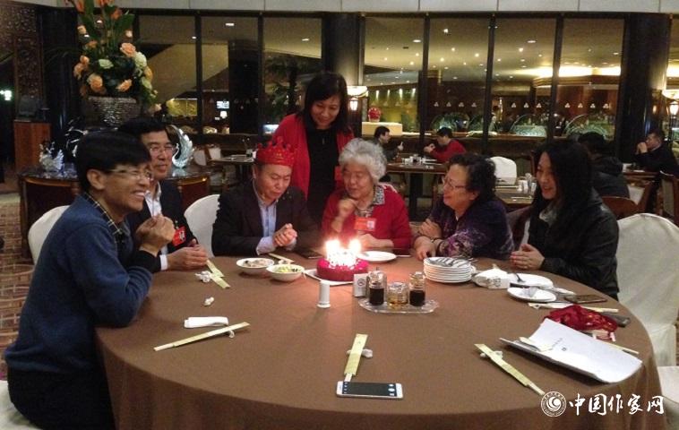 12月1日，代表與工作人員為山東作家譚好哲慶祝生日。