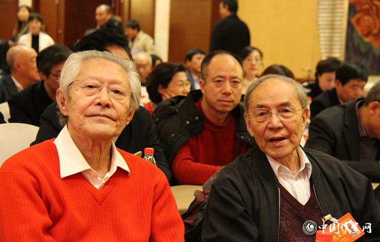 代表束沛德、崔道怡在報告會會場。