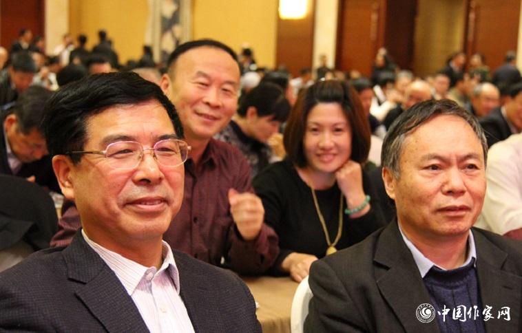 楊學峰、譚好哲等山東作家充滿期待地等待聆聽報告。