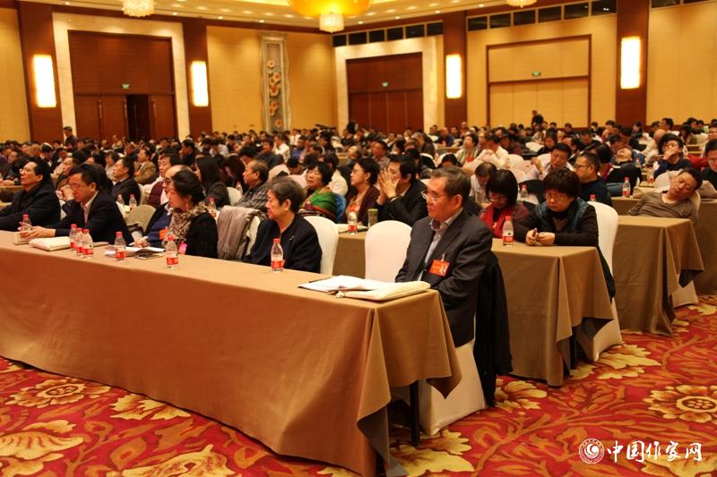 12月2日下午，代表們聽外交部副部長劉振民作報告。