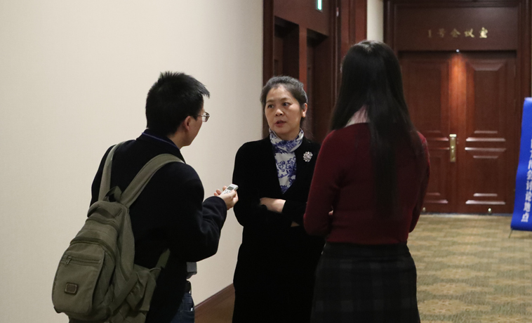 12月1日，黑龍江、四川代表團分組學習討論，遲子建代表接受媒體采訪。