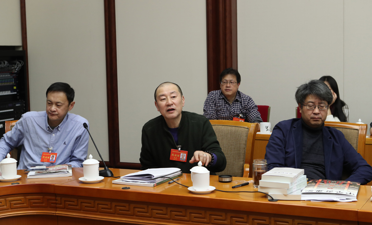 12月1日，黑龍江、四川團分組學習討論，蔣藍發言。