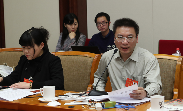 12月1日，上海代表團分組學習討論，路內發言。