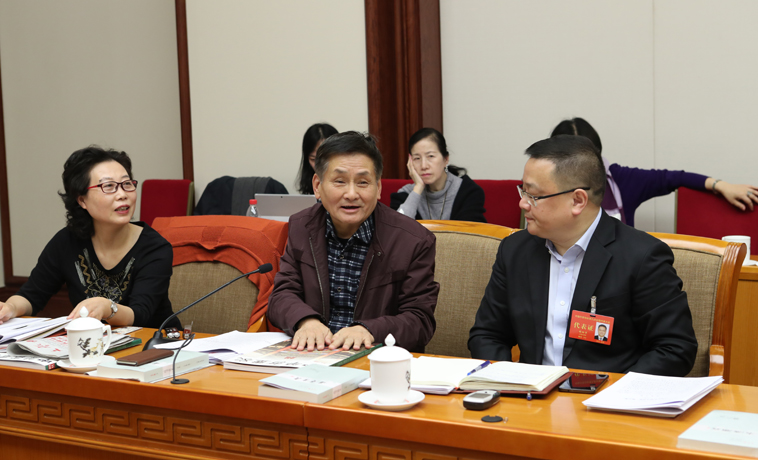 12月1日，上海代表團分組學習討論，葉辛發言。