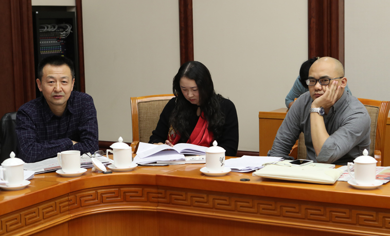 12月1日，江蘇代表團分組學習討論，汪政發言。