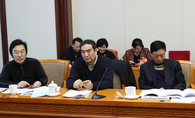 12月1日，河南、湖北團分組學習討論。