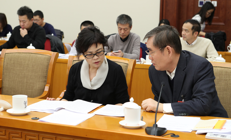 12月1日，中國作協代表團分組學習討論，鐵凝、錢小芊交流。