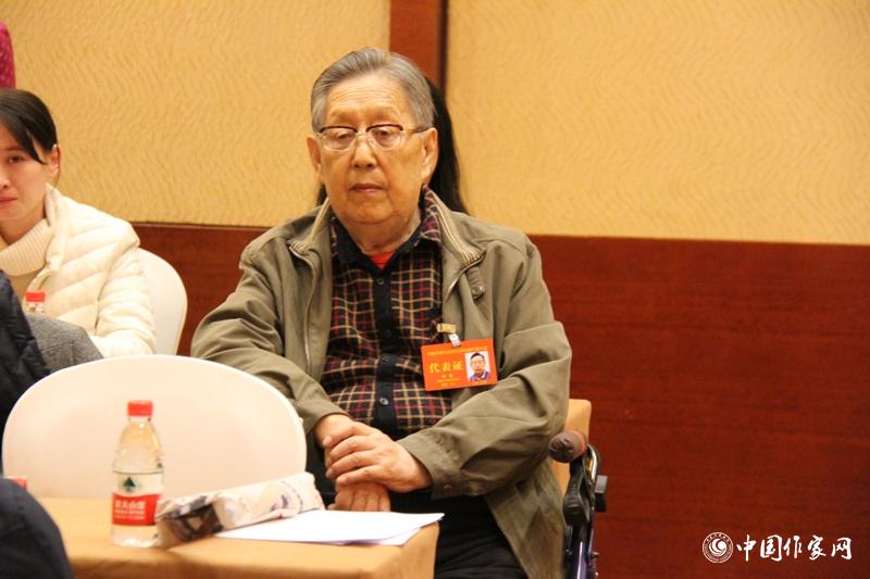 在中國作家協會第九次全國代表大會第三次全體會議上，代表柳萌認真聆聽。