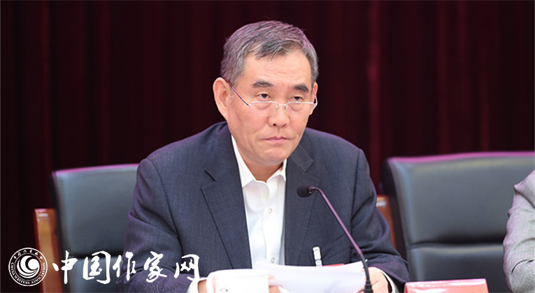 中國作協(xié)黨組書記、副主席錢小芊作報(bào)告