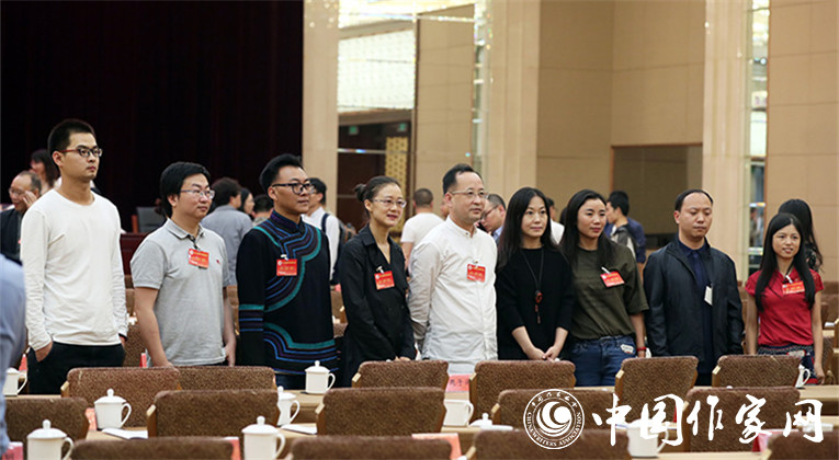 開幕式結(jié)束后，代表們合影留念