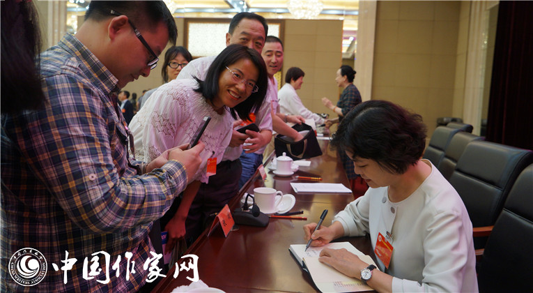 開幕式結(jié)束后，鐵凝為代表們簽名留念