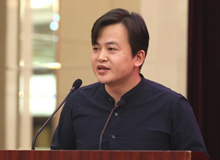 王威廉：人,時(shí)間的容器　　寫作的人在時(shí)間的蒼茫海面上需要看得更多、望得更遠(yuǎn)，才能帶給寫作真正的自由。[詳細(xì)]