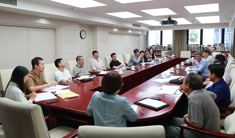 第一次全體會后召開大組見面會，各組評委討論工作