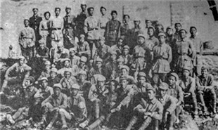 1942年，戰斗劇社全體在延安文化溝合影