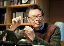 【麥　家】	季　進(jìn)丨《麥家：“講故事的人”》；	陳培浩丨《孤獨(dú)的辯證法和麥家的意義》。