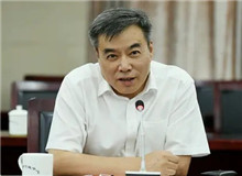 潘凱雄：別開生面的紅色敘事　　節奏上無論是快抑或是慢，其語言則是一如既往的優雅、精準和凝練……[詳細]