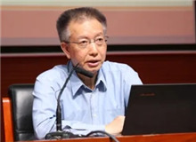 陳曉明：“紅色寫作”的藝術性思考　　小說在藝術上最顯著的特點是情節處理上的緊張性與緊湊性，這種諜戰敘事的寫作并非易事。[詳細]
