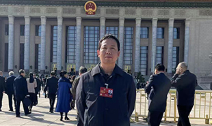 全國(guó)政協(xié)委員、北京十月文藝出版社總編輯韓敬群 