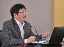 賀仲明：建構(gòu)以民間為中心的生命觀　　胡學(xué)文創(chuàng)造性地選取“傘狀結(jié)構(gòu)”，展開(kāi)宋莊長(zhǎng)達(dá)百余年的歷史畫(huà)卷。[詳細(xì)]