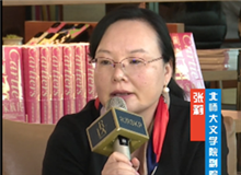 張莉：魏微有著獨特的語言腔調和審美方式　　魏微能夠將自己的寫作納入抒情傳統(tǒng)中，每個人物的敘述都有與日常生活緊密相關的情感表達。[詳細]