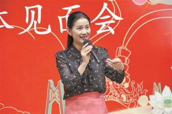 鄭芳芳在終評演員媒體見面會上進(jìn)行表演。 記者 張浩亮 攝