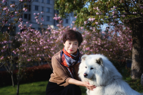  王妃，女，安徽桐城人，70年代生人，高校工作，中國作協會員。曾在《人民文學》《詩刊》等發表作品，獲得過一些獎項。出版詩集《風吹香》《我們不說愛已經很久了》，散文集《中年的月亮》。