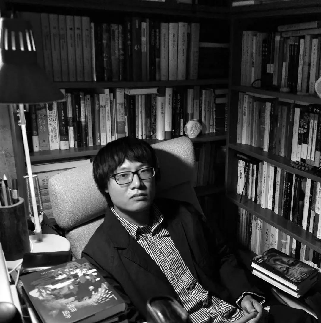 李晁，1986年生于湖南，現(xiàn)居貴陽(yáng)。2007年開始發(fā)表小說(shuō)，曾獲《上海文學(xué)》新人獎(jiǎng)、《作家》金短篇獎(jiǎng)、華語(yǔ)青年作家獎(jiǎng)短篇小說(shuō)“雙子星”獎(jiǎng)等。