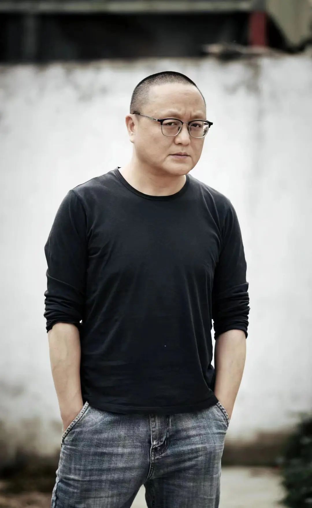 曹寇，1977年生，南京人。出版有中短篇小說集《金鏈漢子之歌》《鴨鎮往事》等十余部，長篇一部，另有隨筆、電影和其他作品若干。