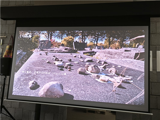 1970年4月19日到20日的夜里，策蘭自投塞納河。他的遺體直到5月1日才在下游被找到。如今，策蘭與妻子吉賽爾一同葬在巴黎郊區的啼哀公墓，身邊躺著他們早夭的長子佛朗索瓦，墓碑上擺滿了祭奠者遺贈的小石頭，這是猶太人的一個習俗，他們去拜祭死者時不放鮮花、蔬果一類易腐的東西，而會選擇堅固持久的石頭。