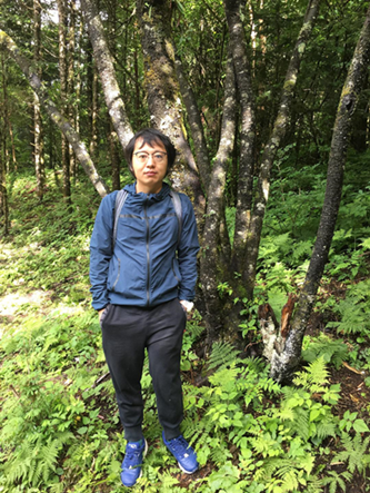嚴彬，作家， 1981年生，湖南瀏陽人，中國人民大學創造性寫作專業碩士。出版詩集《我不因擁有玫瑰而感到抱歉》《國王的湖》《獻給好人的鳴奏曲》《大師的葬禮》、小說集《宇宙公主打來電話》等。參加第32屆青春詩會。曾入圍“金曲獎最佳作詞人”。