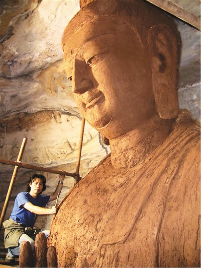 　史延春在云岡石窟第十號窟佛造像復原現(xiàn)場。 　　受訪者供圖