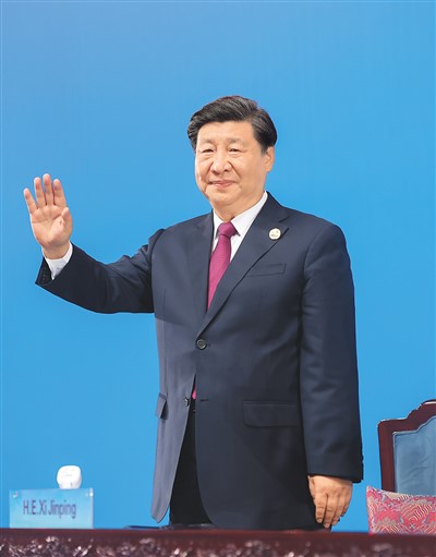  7月28日晚，第三十一屆世界大學生夏季運動會在四川省成都市隆重開幕。這是國家主席習近平在主席臺上向大家揮手致意。   新華社記者 鞠 鵬攝