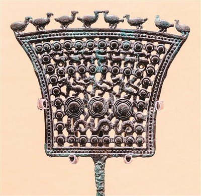 　戰國動物紋銅牌飾，茂縣羌族博物館藏。