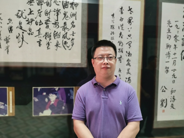 田耳，1976年生于湖南鳳凰，現居于廣西。2007年，田耳憑借中篇小說《一個人張燈結彩》獲得第四屆魯迅文學獎，成為該獎史上最年輕的得主