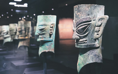 　三星堆博物館新館“巍然王都”展區陳列的青銅人頭像。  　　三星堆博物館供圖