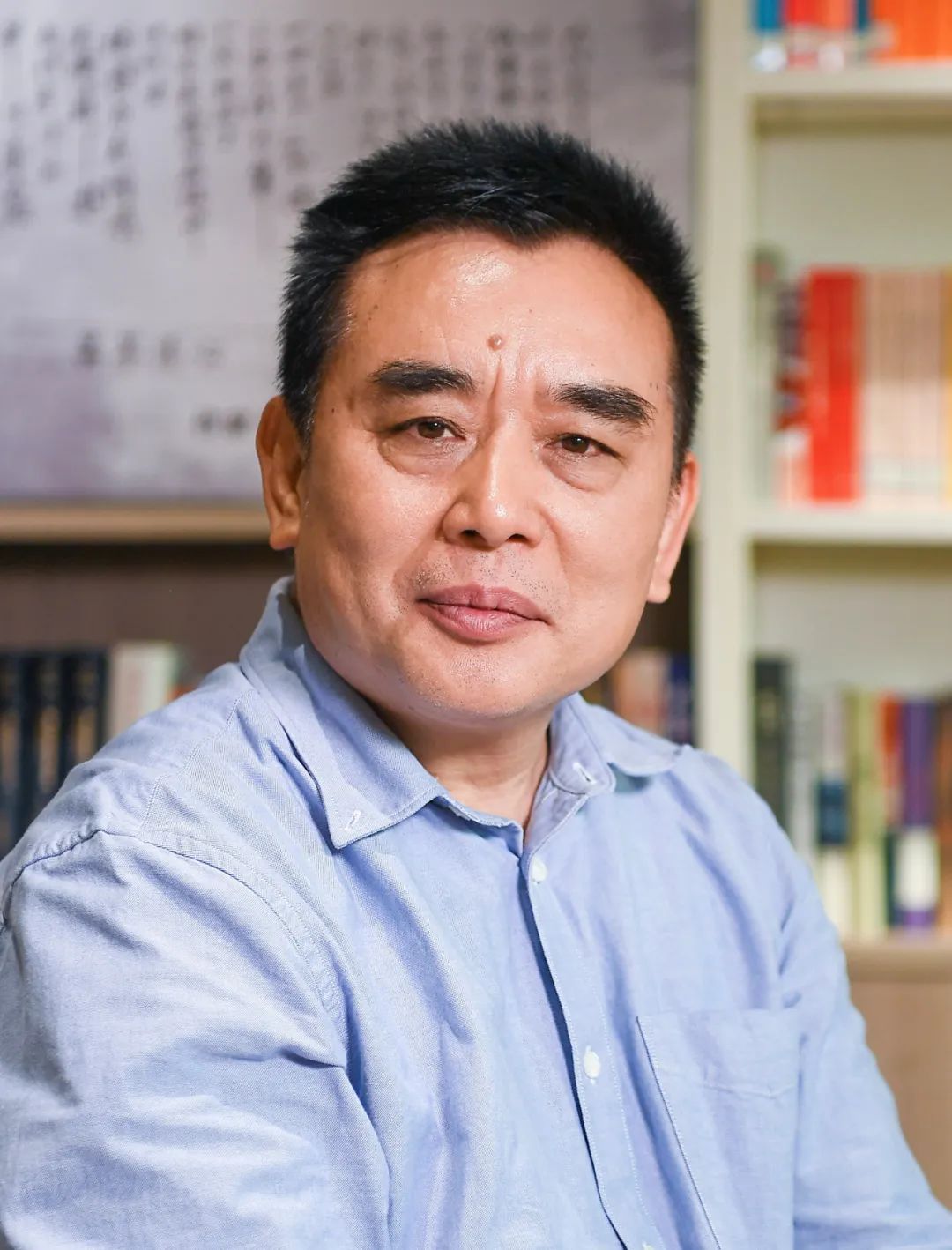 王躍文，著名作家，湖南省溆浦縣人。著有長篇小說《家山》《國畫》《梅次故事》《亡魂鳥》《朝夕之間》《蒼黃》《大清相國》《愛歷元年》，中短篇小說集《漫水》《無雪之冬》，散文隨筆集《幽默的代價》《喊山應(yīng)》，訪談錄《王躍文文學(xué)回憶錄》《無違》等。其中《大清相國》被翻譯成日文出版，小說集《漫水》被翻譯成英文出版。先后獲魯迅文學(xué)獎、湖南省青年文學(xué)獎、湖南省文化創(chuàng)新獎、湖南省文學(xué)藝術(shù)獎等，其作品既有對現(xiàn)實矛盾的銳利揭示，對歷史長河的人文發(fā)現(xiàn)，也有對原鄉(xiāng)故土的深情回望。現(xiàn)居長沙。
